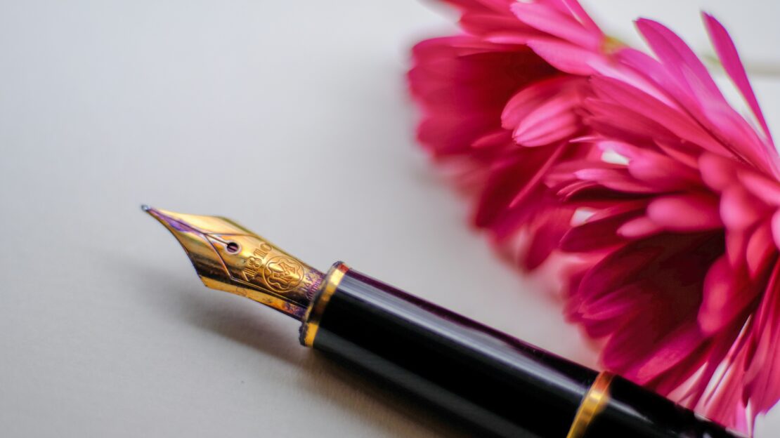 Fountain pen and flower